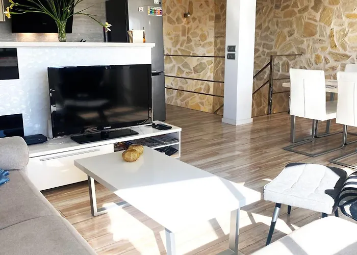 Spacious Comfortable Luxury 2 Bed/2 Bath Port 公寓 *