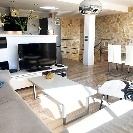 Spacious Pet Friendly Luxury 2 Bed 2 Bath Calpe Port Apartment With Private Parking דירה *